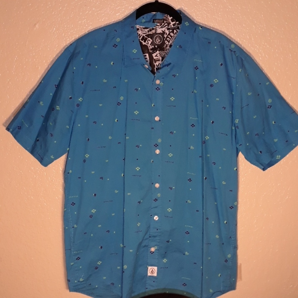 Short sleeve button up down blue Volcom shirt. L